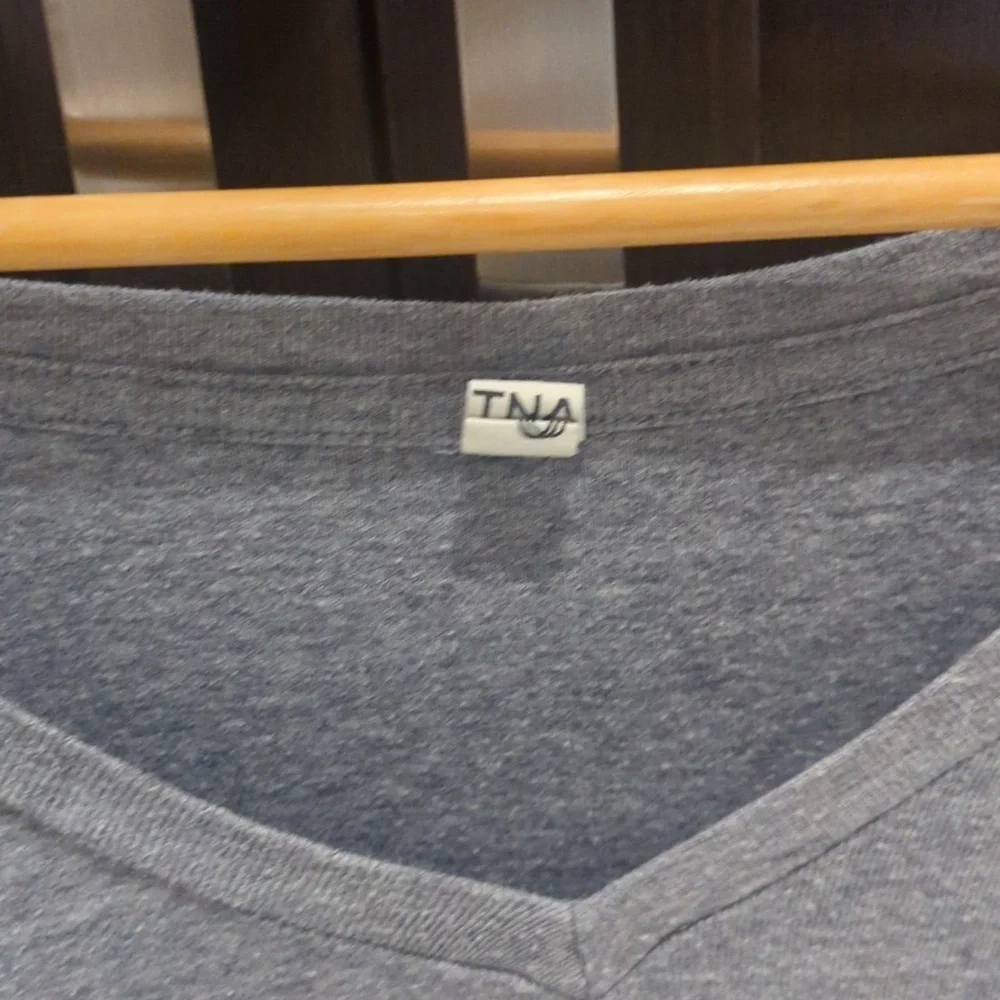 TNA Heather Gray Long Sleeve V-Neck Top - Size M Great Condition - Picture 3 of 4